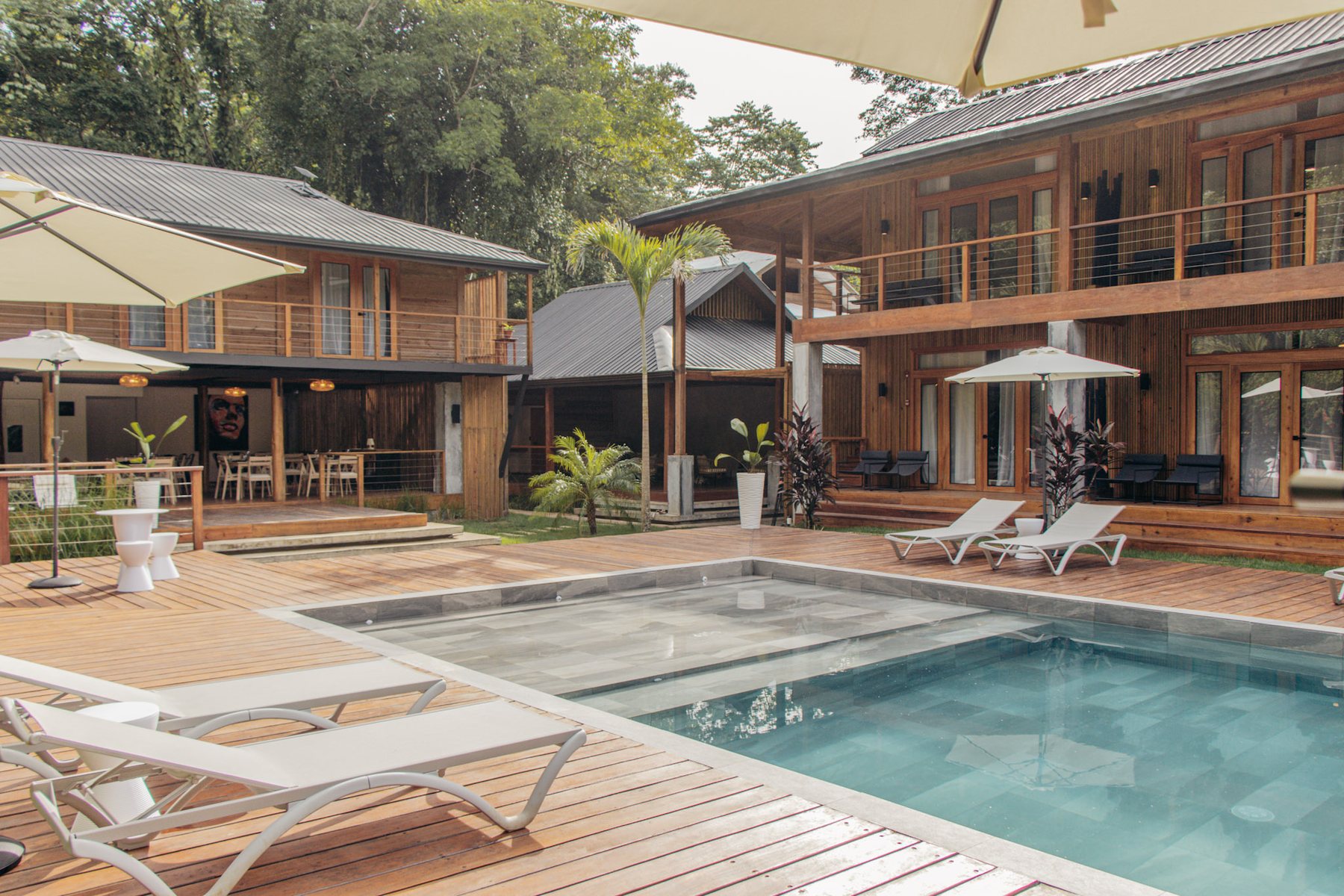 Piscina y arquitectura tropical del Boutique Hotel S