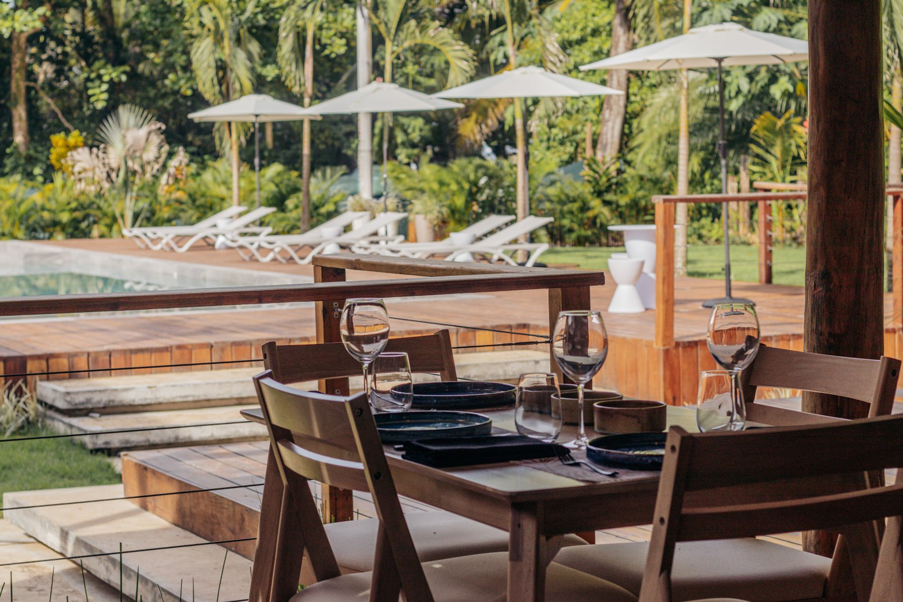 Restaurante con vista a la piscina